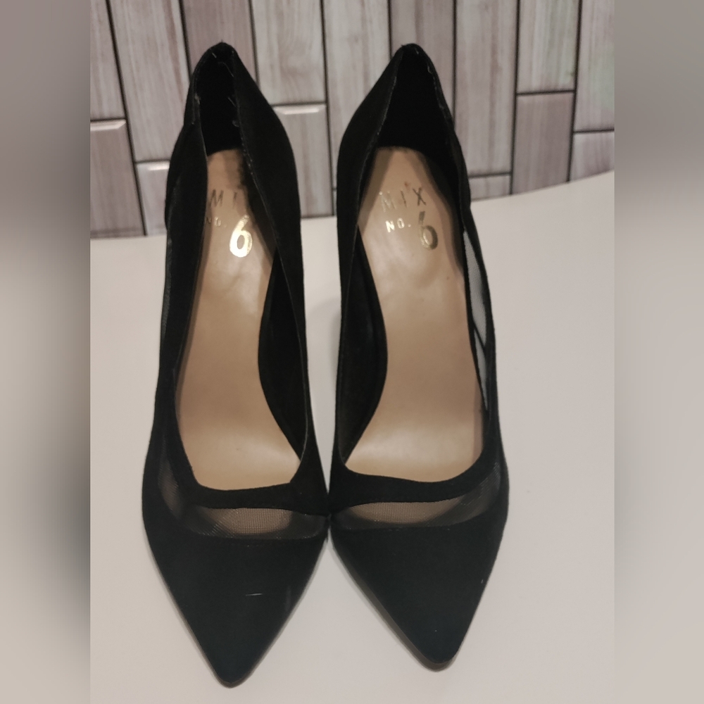 Black pumps